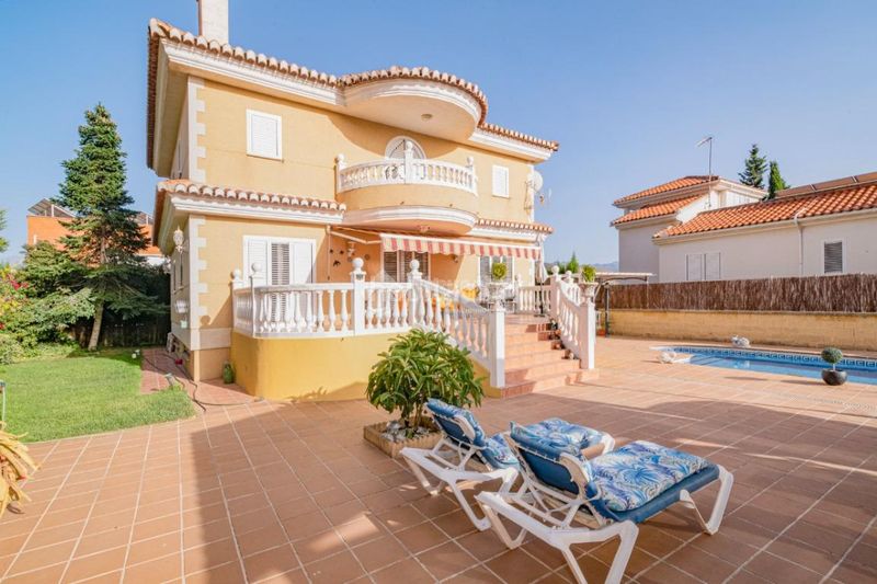 Foto c636ced4-5c5d-4954-8545-fa8bacb2631a. Casa amb piscina a Cenes de la Vega