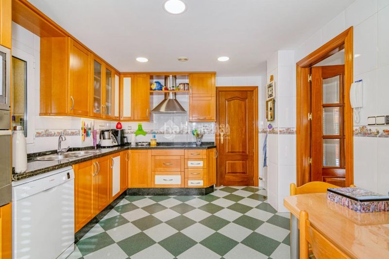 Foto f1dc86d8-dbce-4094-a41b-23f1c20748c9. Casa amb piscina a Cenes de la Vega