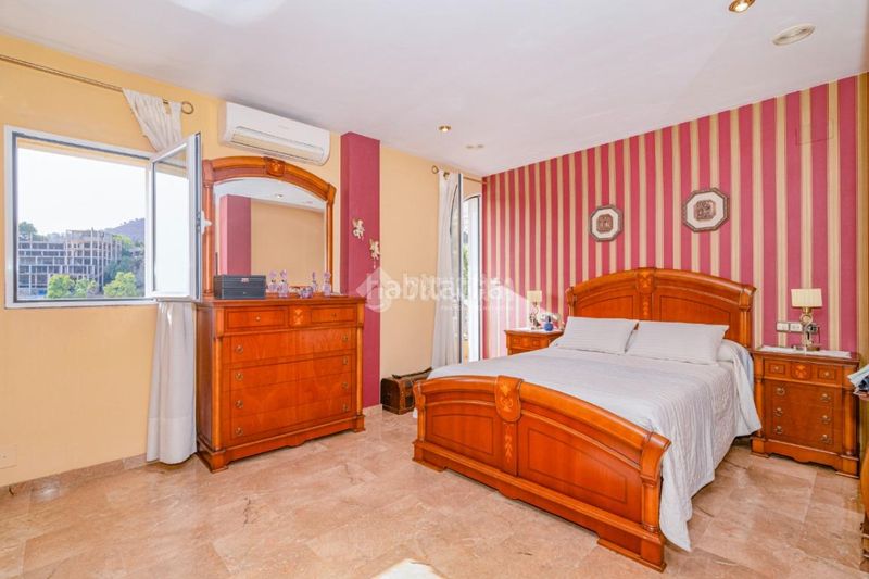 Foto f2cb2d1a-2221-4c99-b0c0-fc1e9c23991c. Casa amb piscina a Cenes de la Vega