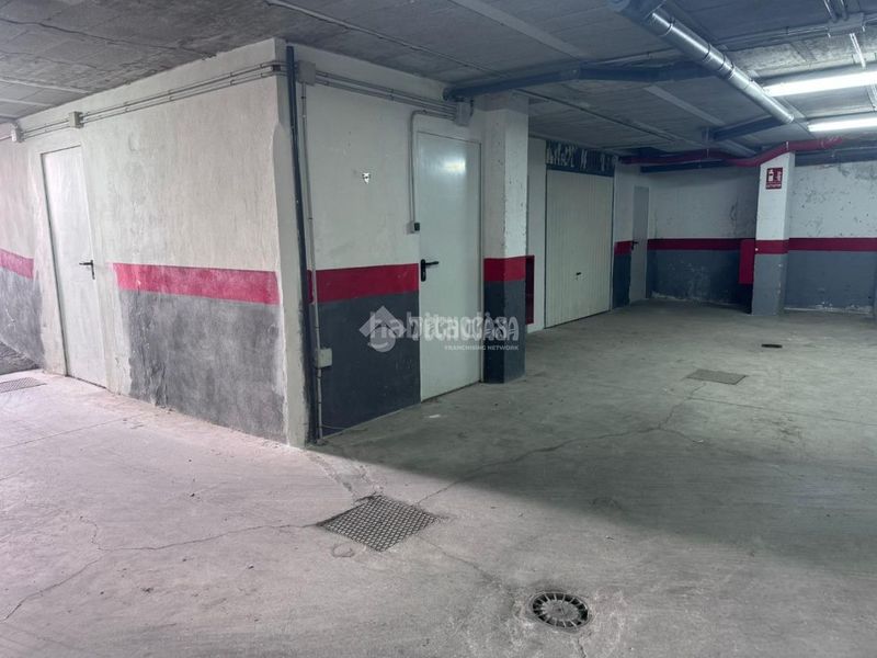 Foto 5029848e-2ff7-4f33-82ae-a8d410cd6980. Aparcament cotxe a Cenes de la Vega