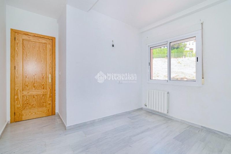 Foto 1d0c2928-2b69-4e43-9fc9-87ec1d91950d. Casa aparellada amb aparcament a Cenes de la Vega