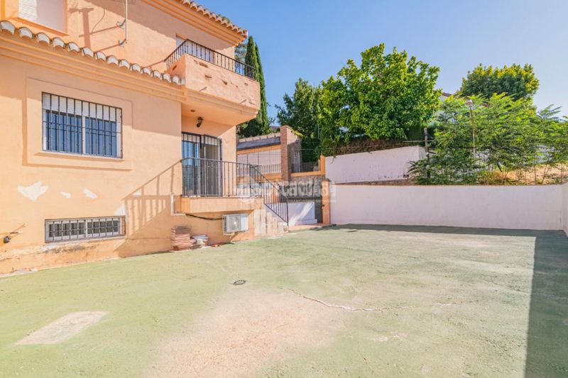 Foto 2f354643-0551-4d6e-ba79-6974d5450965. Casa aparellada amb aparcament a Cenes de la Vega