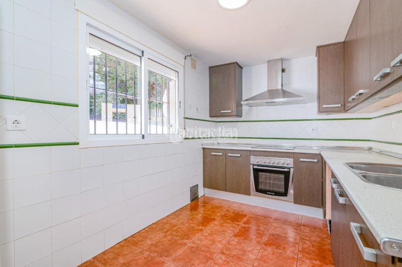 Foto aa38a779-cd46-451a-9389-68d9f967b4b9. Casa aparellada amb aparcament a Cenes de la Vega