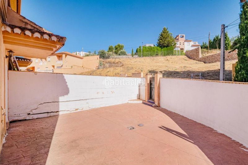 Foto ac3511a2-f83e-4323-bb95-d6a009eb56d7. Casa aparellada amb aparcament a Cenes de la Vega