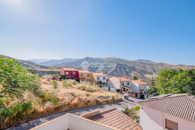 Foto b7c50a7b-cc89-40b1-aed1-eedd0cb091d2. Casa aparellada amb aparcament a Cenes de la Vega