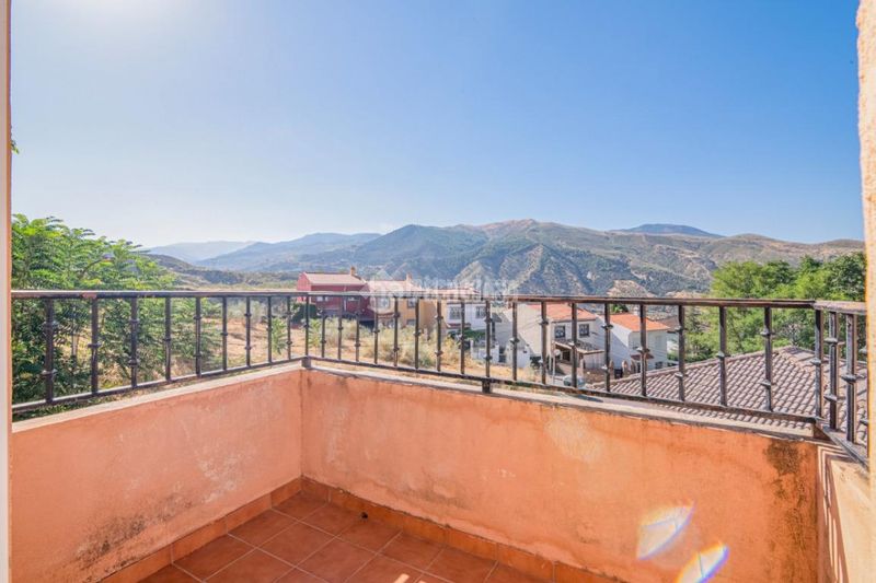 Foto c3d3affd-d7d2-4e86-bc19-0f5489d6c9c9. Casa aparellada amb aparcament a Cenes de la Vega