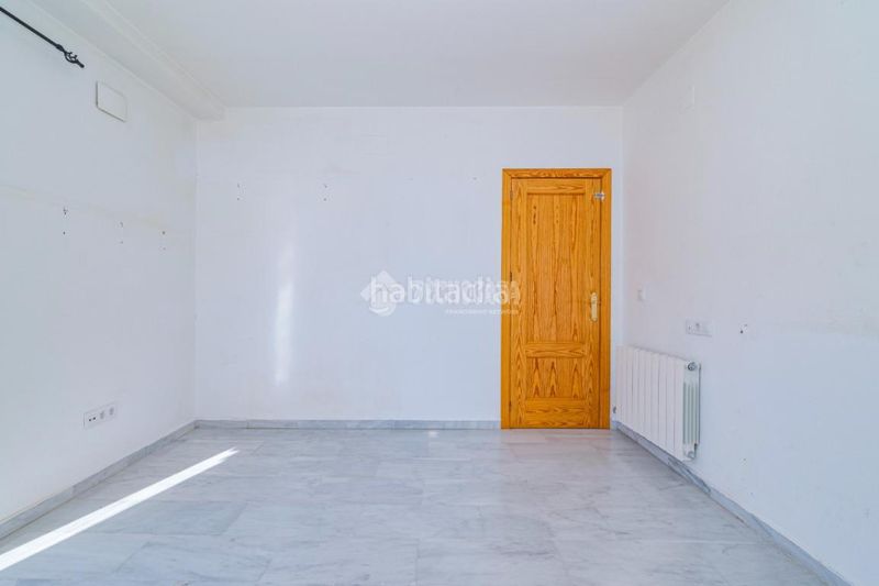 Foto ca660ce2-c95f-42dc-8e6f-7ac224225a55. Casa aparellada amb aparcament a Cenes de la Vega
