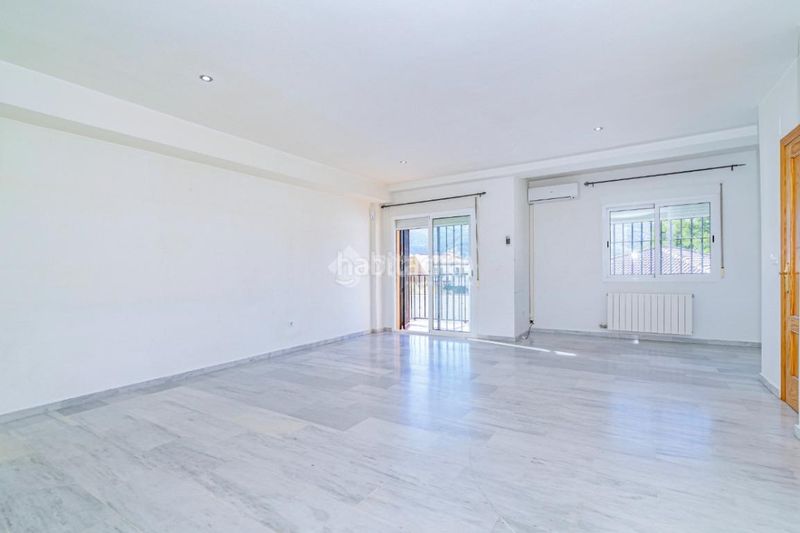 Foto dcac8244-eb6f-4c35-84c0-3b0a50b4d964. Casa aparellada amb aparcament a Cenes de la Vega