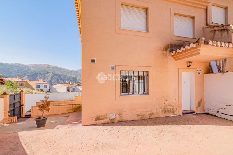 Foto e4423065-e1c1-456c-949f-b0a370b1c2ea. Casa aparellada amb aparcament a Cenes de la Vega