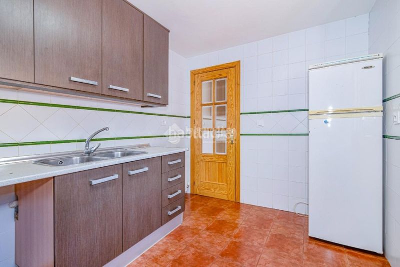 Foto ecbe7395-5e4d-47cd-af4d-da8d84b8388b. Casa aparellada amb aparcament a Cenes de la Vega