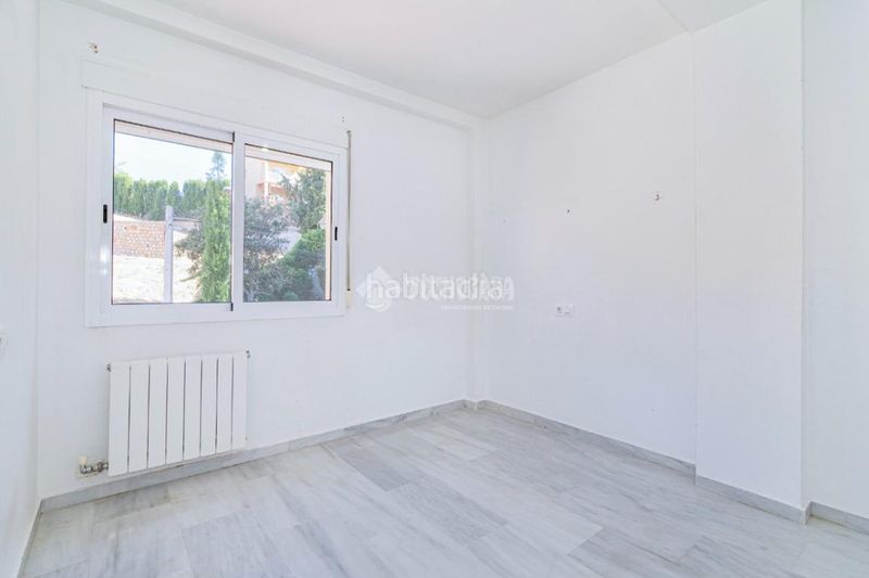 Foto f8d7bea2-ed12-40d9-b6cb-a4e3dfd36ed1. Casa aparellada amb aparcament a Cenes de la Vega