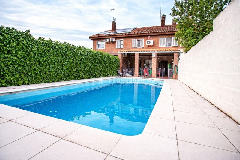 Foto 80a59c56-5f4f-4d73-b91b-2c5638d8a9d8. Casa aparellada amb calefacció aparcament piscina a Arganda del Rey