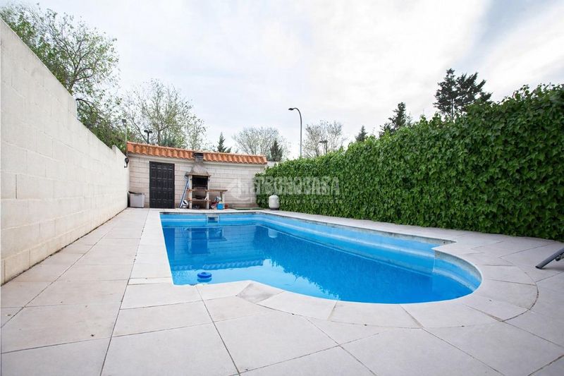 Foto 9a92a395-8fdf-47a0-b481-7eb44540805f. Casa aparellada amb calefacció aparcament piscina a Arganda del Rey
