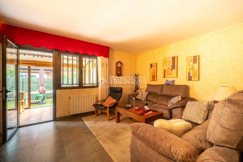 Foto ccc5083d-001f-484e-b2cd-84d6d586e8e1. Casa aparellada a La Poveda Arganda del Rey