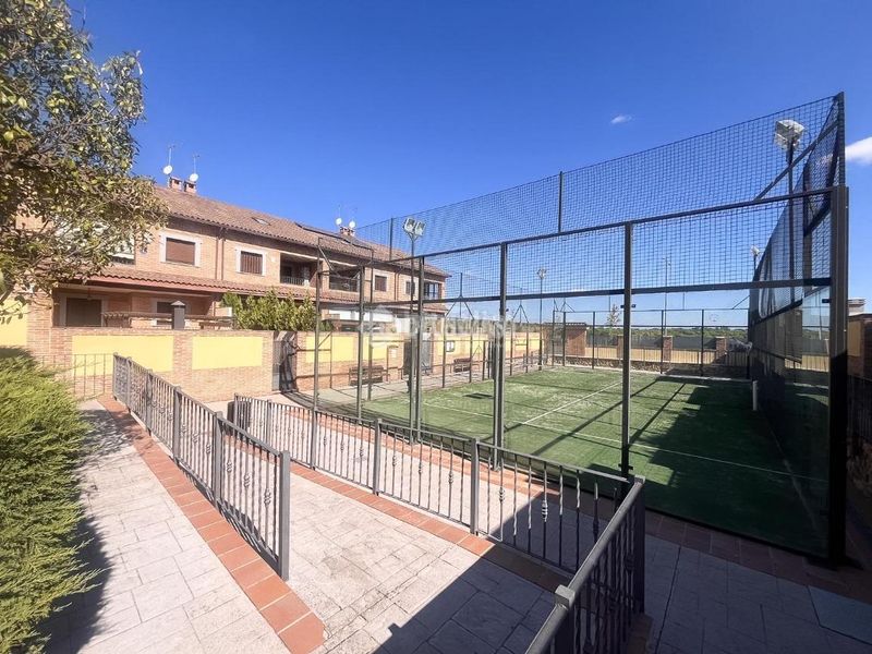 Foto 5f2ec75d-a526-4948-8dbe-8160a9c6e956. Casa aparellada amb calefacció aparcament piscina a Navalcarnero