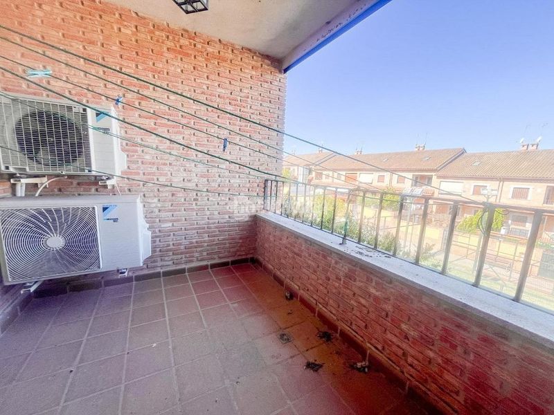 Foto 7df14bd6-46d8-4ed2-be82-2a175e3eb864. Casa aparellada amb calefacció aparcament piscina a Navalcarnero
