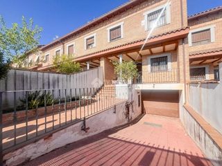 Maison jumelée à La Dehesa - El Pinar. Casa en venta en navalcarnero
