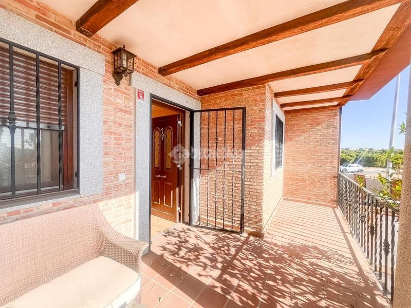 Foto 817e13fc-d8f6-4fd6-b827-f53262741e5b. Casa aparellada amb calefacció aparcament piscina a Navalcarnero