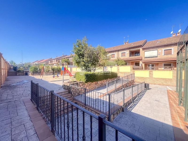 Foto 8da5c13b-bd4d-403f-b89c-a062617760ce. Casa aparellada amb calefacció aparcament piscina a Navalcarnero