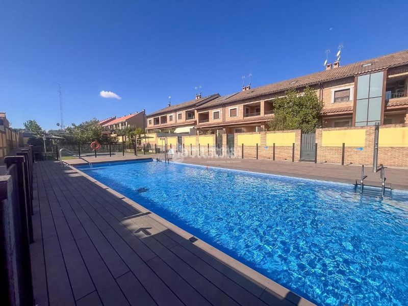 Foto b2f2176d-32f4-4820-bd04-f65bc463c978. Casa aparellada amb calefacció aparcament piscina a Navalcarnero