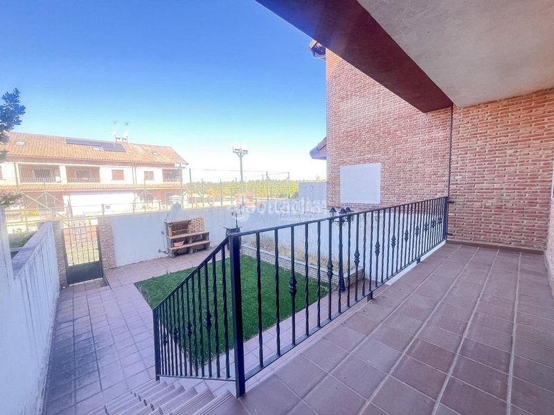 Foto b8219a94-ced1-4c7e-9be2-6763eb20a042. Casa aparellada amb calefacció aparcament piscina a Navalcarnero