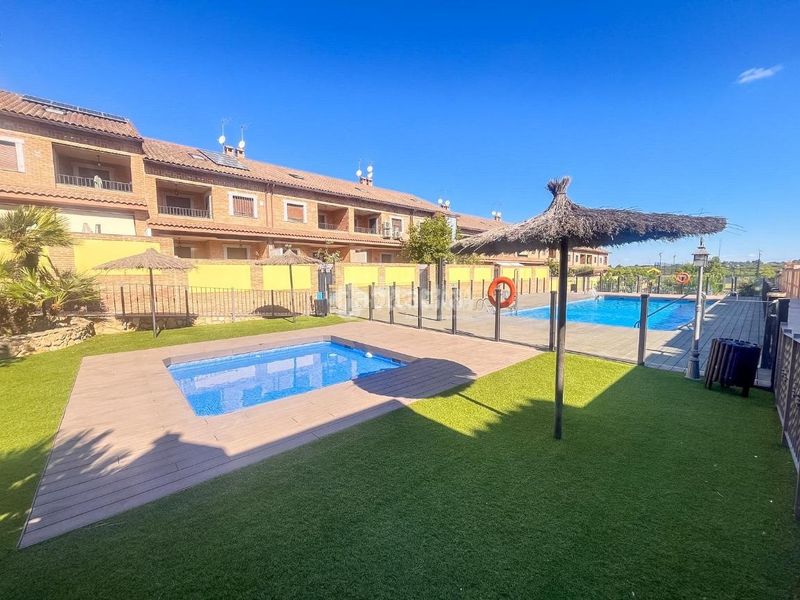 Foto d71f6489-1924-4c5e-984b-f8646a6ce66d. Casa aparellada amb calefacció aparcament piscina a Navalcarnero