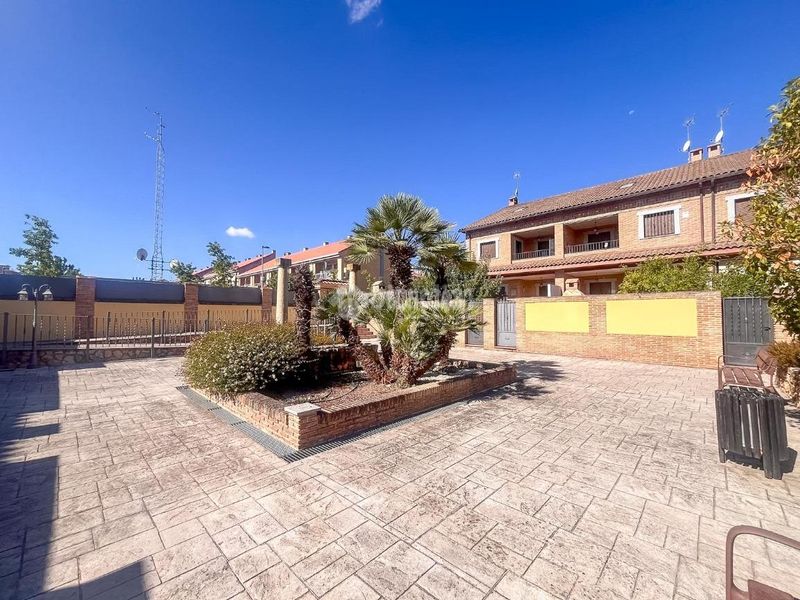 Foto f636eeef-c85f-48ec-9507-ca9cc949288a. Casa aparellada amb calefacció aparcament piscina a Navalcarnero