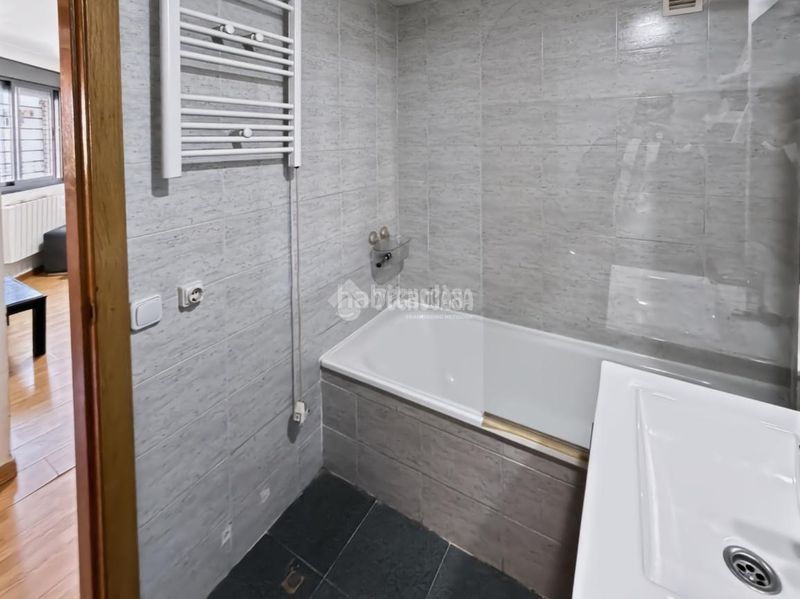 Foto b71d14f2-1fcb-44fe-a0a4-3a8e5a11f998. Piso  en venta en La Dehesa - El Pinar Navalcarnero