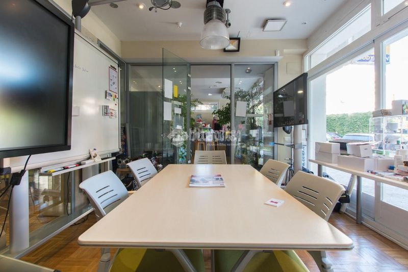 Foto f2f81200-d442-4d1a-a69a-ff835df8da94. Local comercial amb calefacció a Pinar del Rey Madrid