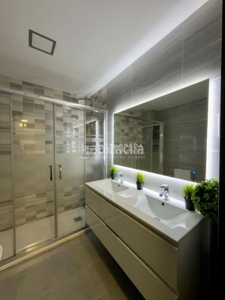 Foto 0b12498b-6860-474a-b53f-589f13aa2c52. Casa aparellada amb calefacció a Ambroz Madrid