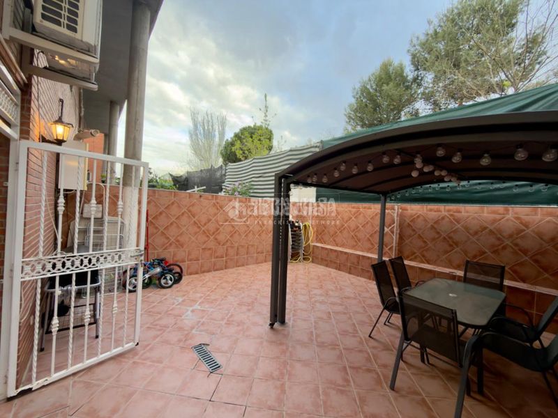 Foto 20327636-124f-435c-9adf-5a68b141aedb. Casa aparellada amb calefacció a Ambroz Madrid