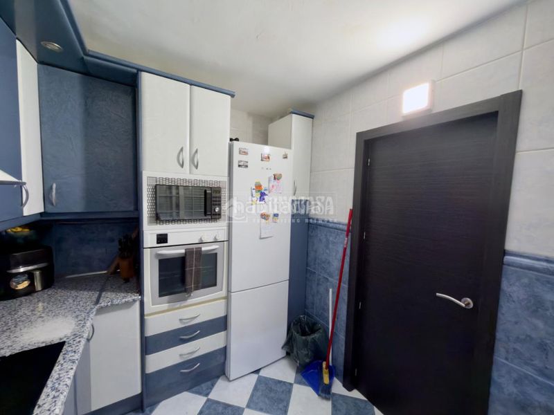 Foto 21559e67-ae06-4961-a24b-cc62e83d0d29. Casa aparellada amb calefacció a Ambroz Madrid