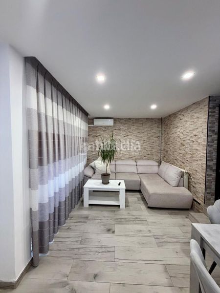 Foto 292c75b6-5c0e-42f6-a649-8b8d5ff21ef1. Casa aparellada amb calefacció a Ambroz Madrid