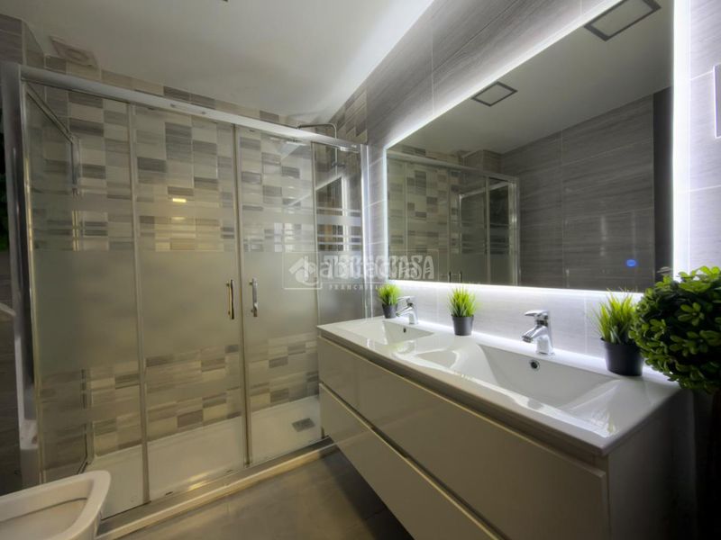 Foto 2d44aca4-6178-437a-80b7-7d993784d01e. Casa aparellada amb calefacció a Ambroz Madrid