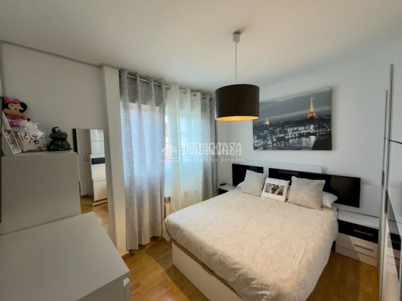 Foto 9d443e88-8b1e-434d-98e5-5d7c82eca4e0. Casa aparellada amb calefacció a Ambroz Madrid