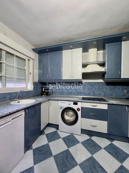 Foto a9cfbb49-88ca-471b-8d63-c5ab7de8855d. Casa aparellada amb calefacció a Ambroz Madrid