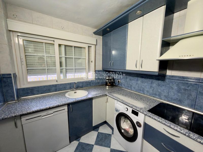 Foto b49b27fc-1a38-4f6d-8b04-d87fe70bbf5d. Casa aparellada amb calefacció a Ambroz Madrid