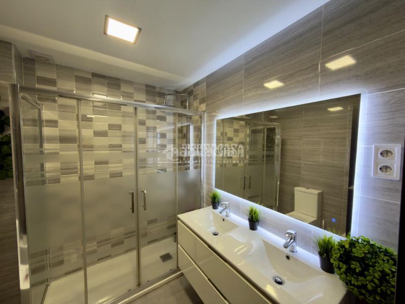 Foto e782d94b-f5ff-44c1-9cb6-5d92c8b23d30. Casa aparellada amb calefacció a Ambroz Madrid