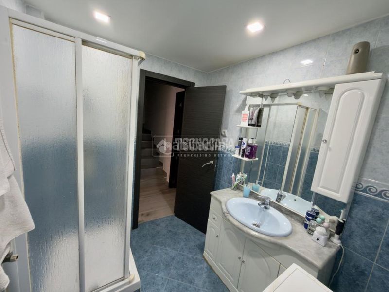 Foto f97685dd-2688-46a9-bfa8-97f8fa7dfe32. Casa aparellada amb calefacció a Ambroz Madrid