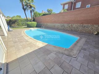 Maison jumelée à Hispanoamérica-Comunidades. Casa en venta en valdemoro