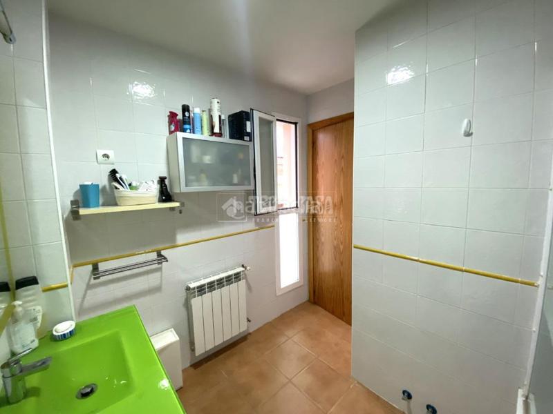 Foto e0cdd6bb-8664-4fd3-9b11-86c24974308c. Casa aparellada amb calefacció a Villalbilla pueblo Villalbilla
