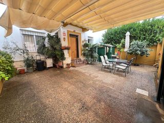 Casa bifamiliare in Arco Norte - Avda España. Casa en venta en dos hermanas