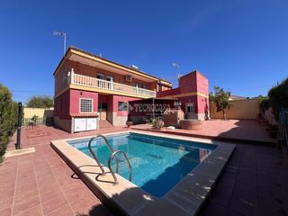 Casa a Entrenúcleos. Casa en venta en dos hermanas