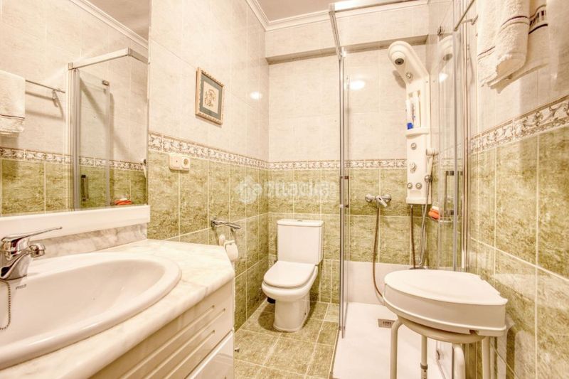 Foto ba69f15c-e74b-4c34-a2db-062b2c2f807e. Pis amb calefacció aparcament a Salesas Salamanca