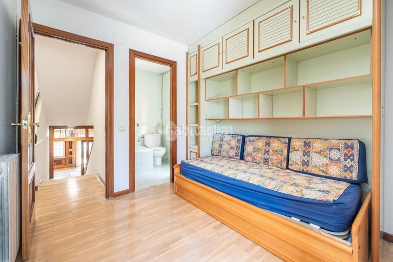 Foto 08b0d693-21ed-4b03-8729-04b849090613. Casa aparellada a Peñagrande Madrid