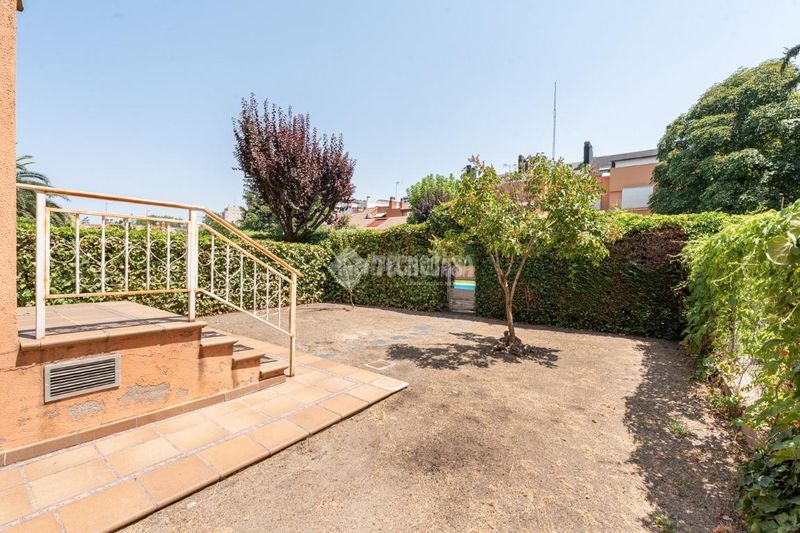 Foto 4b442277-6897-4db9-9ff0-d50cb94ecafb. Casa aparellada a Peñagrande Madrid
