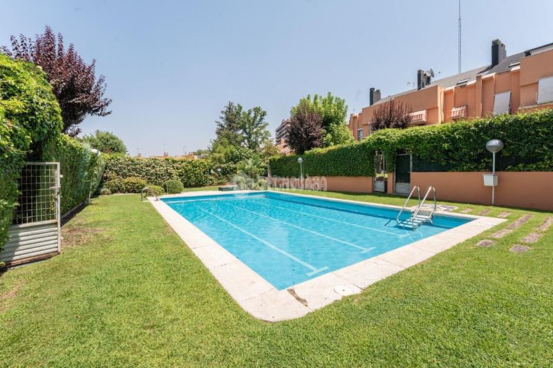 Foto 567762ca-d7f6-400d-a60a-286c7a8ebec4. Casa aparellada a Peñagrande Madrid