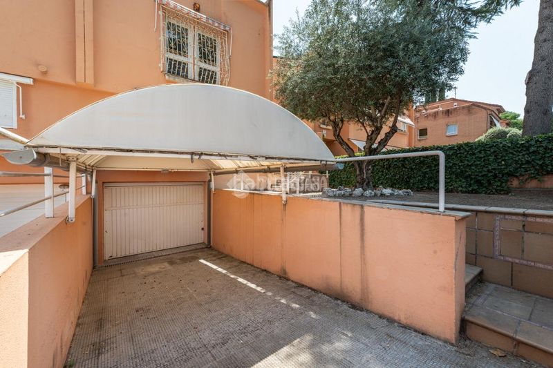 Foto 9d97595b-b42e-43b1-9506-d0e7bfe2e6a0. Casa aparellada a Peñagrande Madrid