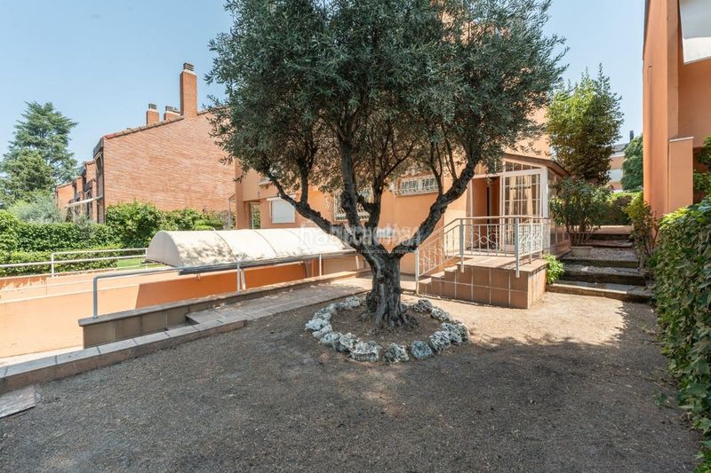 Foto bf894ab1-6ff7-4678-b2d0-40b0b60a34b5. Casa aparellada a Peñagrande Madrid