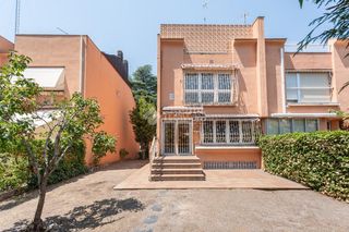 Casa aparellada a Peñagrande. Casa en venta en madrid